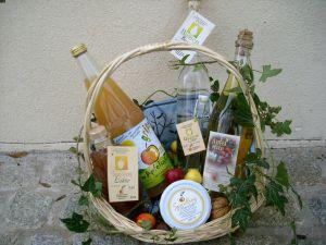 Initivative Apfel Grips Korb mit Produkten